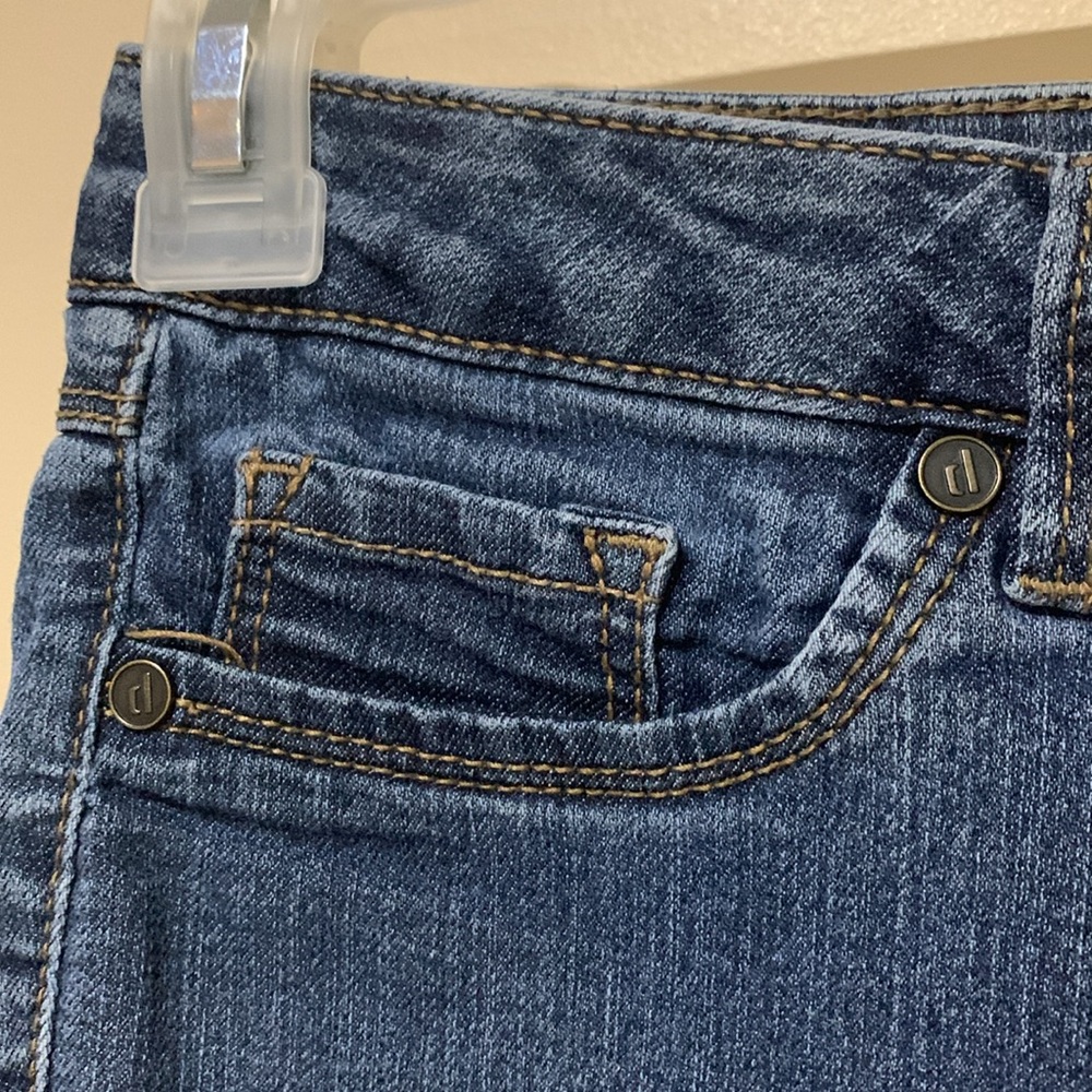 d. Jeans - Picture 2 of 9